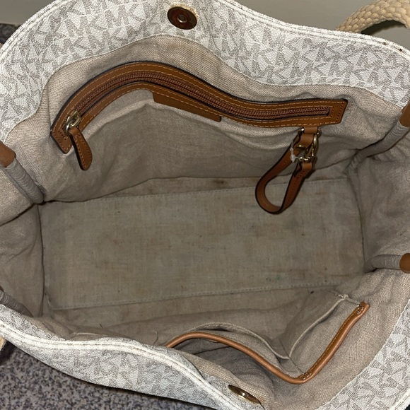 Michael kors purse - Picture 6 of 7